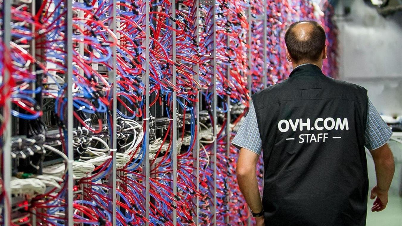 Un employé OVH marche dans un data-center